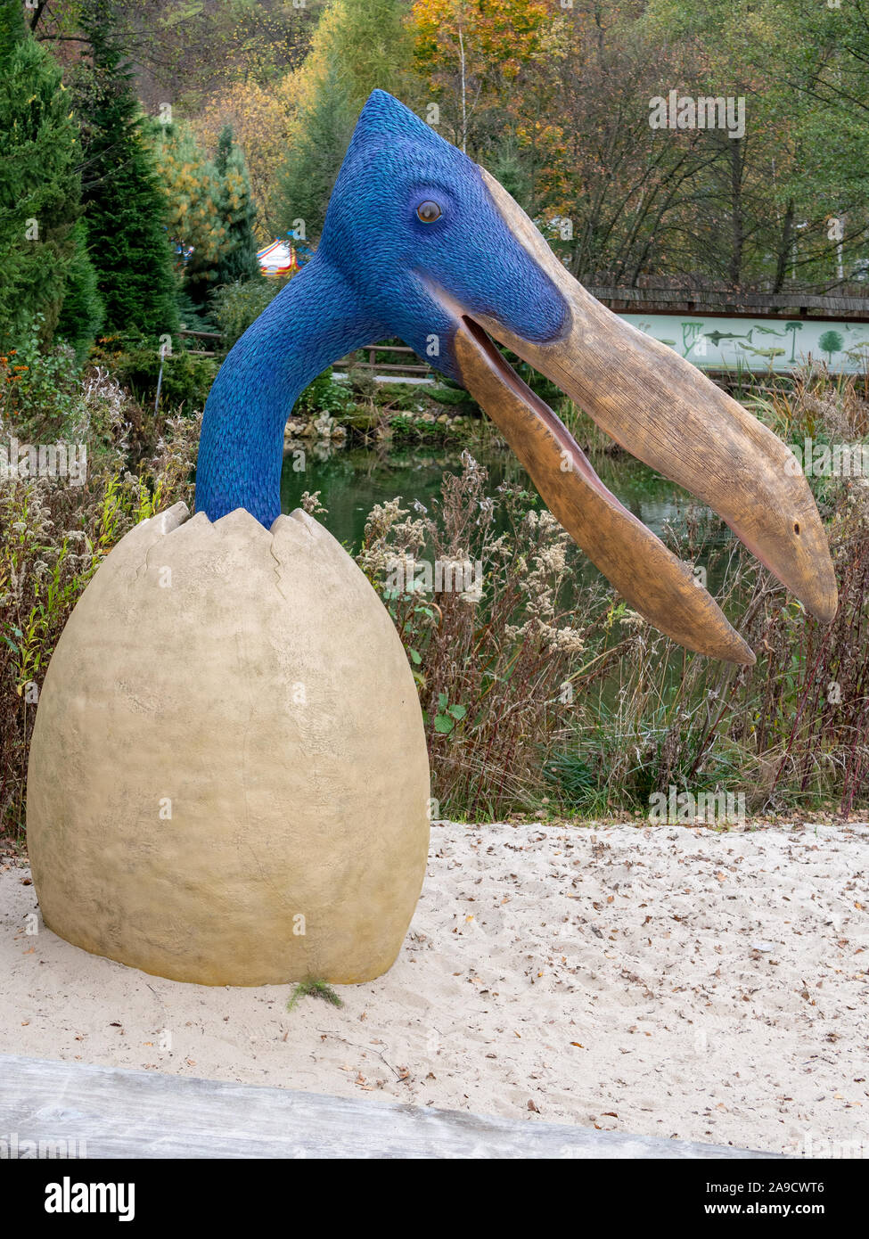 BALTOW, Polen - Oktober 19..2019 Polen. Jurassic Park in Bałtów. Eine übertriebene Skulptur eines pterodactyl Schlüpfen aus dem Ei von einer Ausstellung Stockfoto