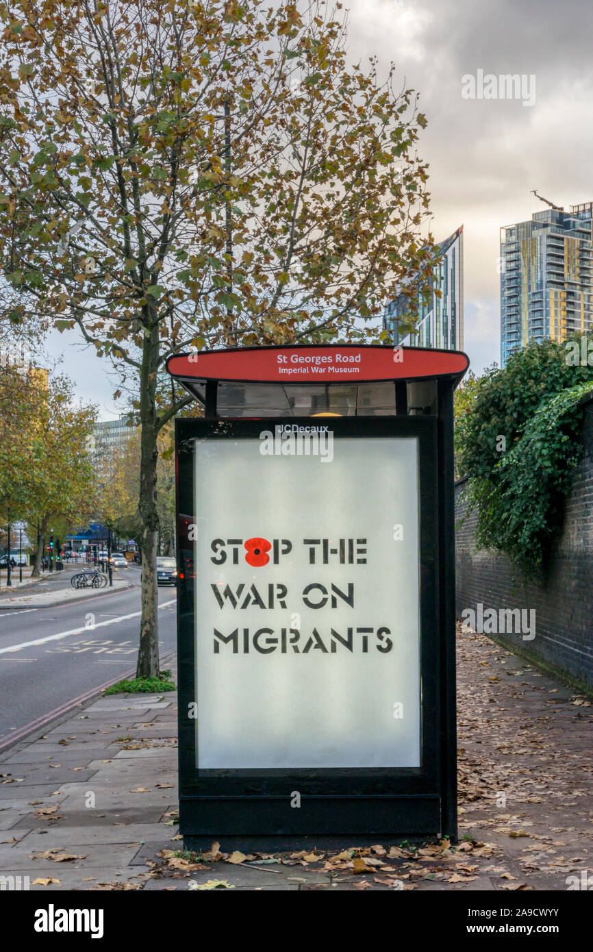 Ein Stoppt den Krieg auf Migranten Zeichen in Southwark, London. Stockfoto