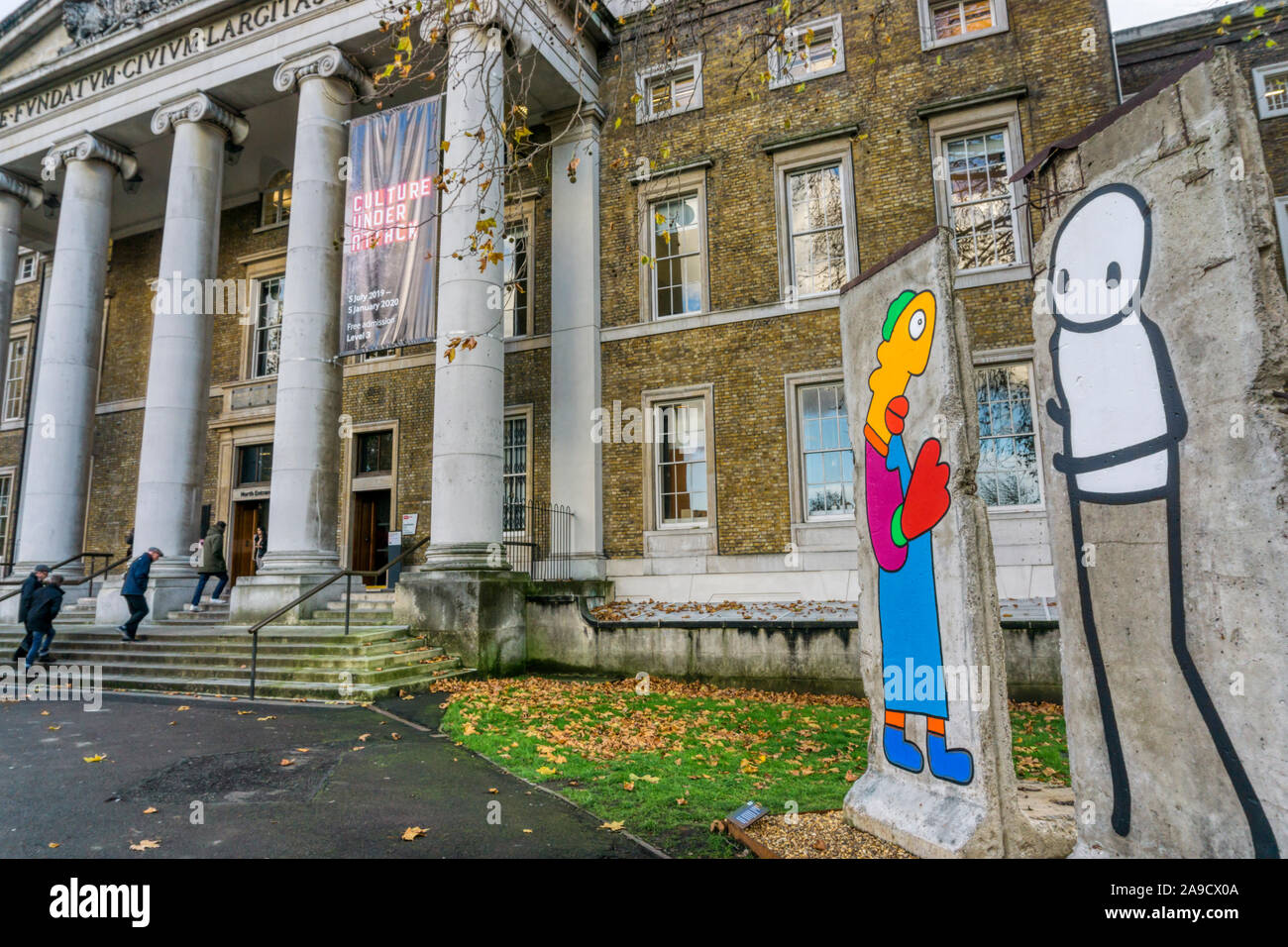 Wand besteht aus 2 Stücken von STIK und Thierry Noir auf original Teile der Berliner Mauer gemalt, den 30. Jahrestag seiner zu gedenken. Stockfoto