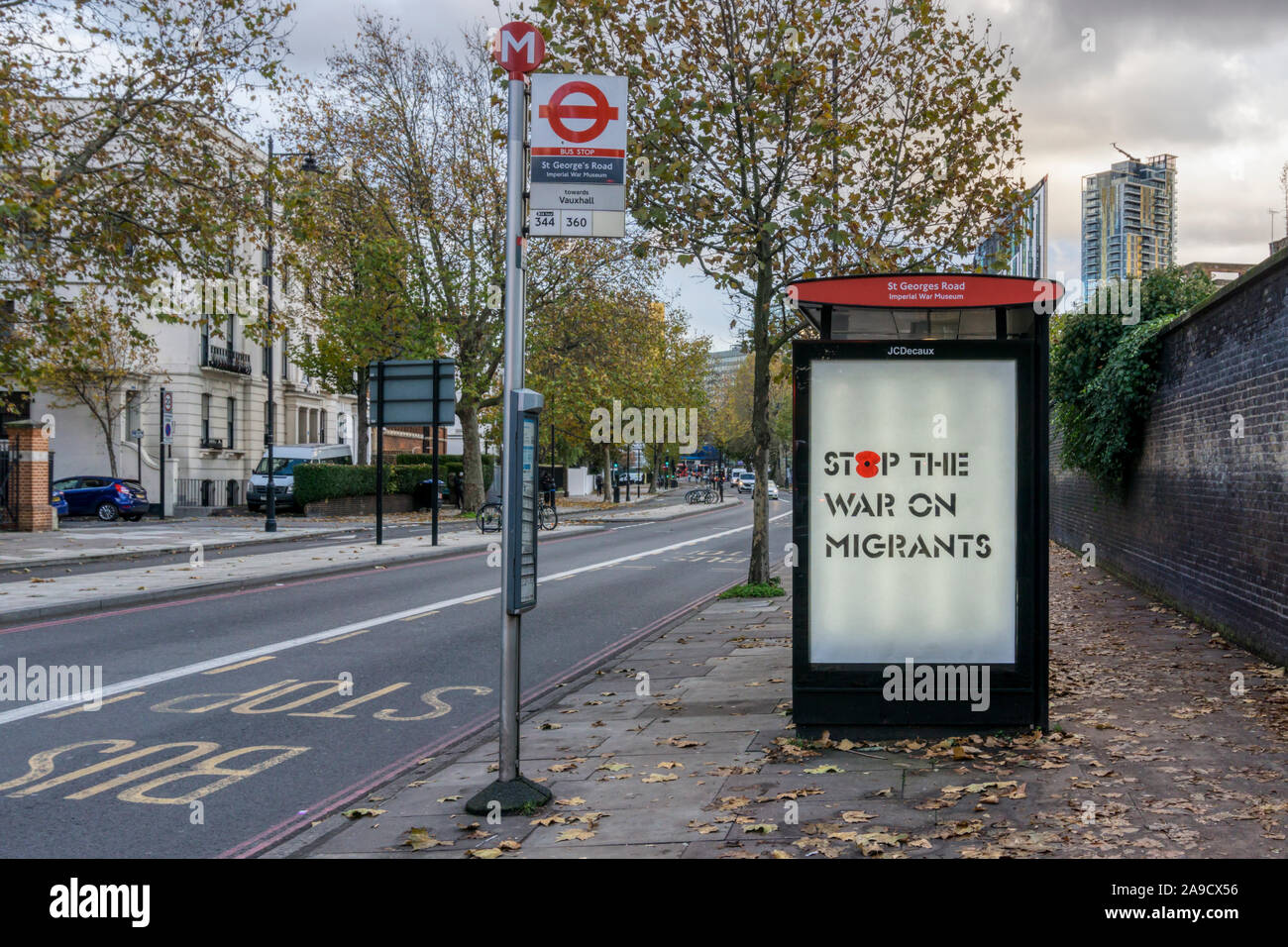 Ein Stoppt den Krieg auf Migranten Zeichen in Southwark, London. Stockfoto