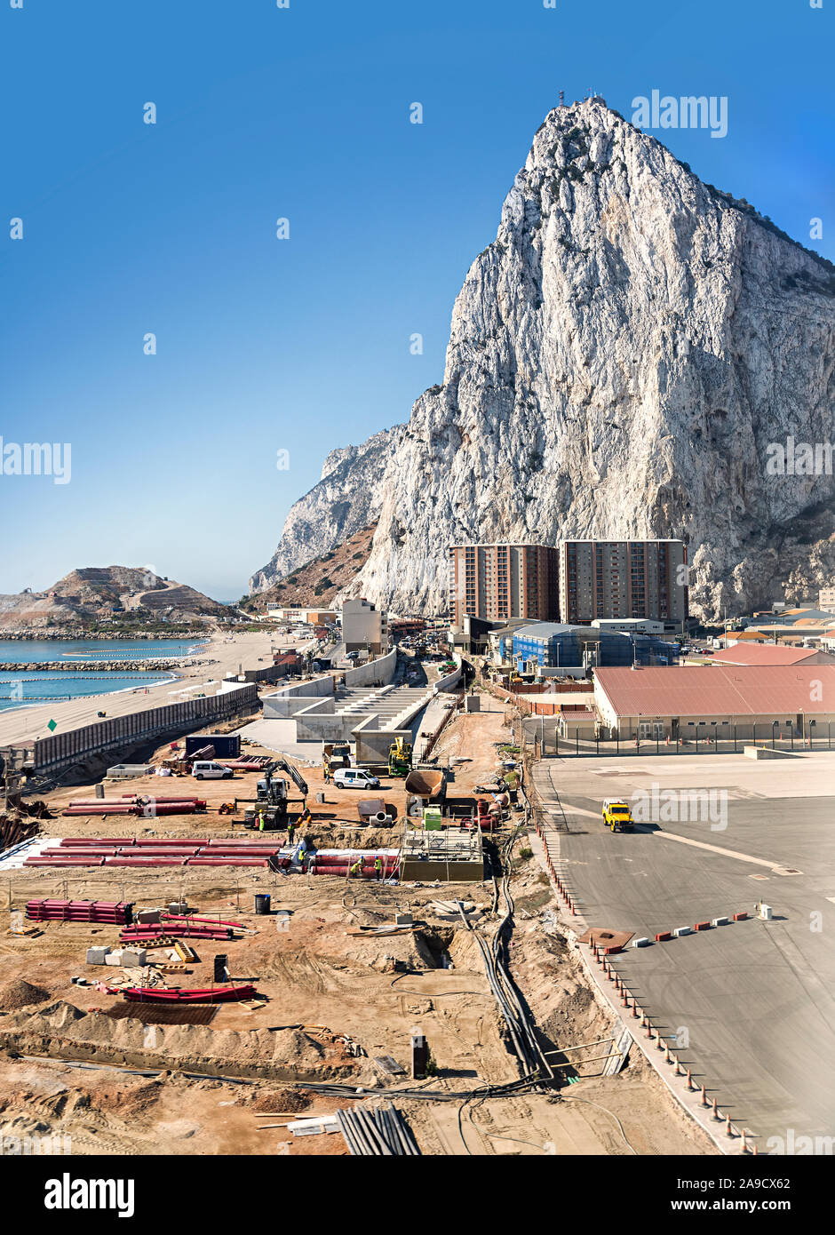 Bauarbeiten für Tunnel am Ende der Start- und Landebahn, Felsen von Gibraltar Stockfoto