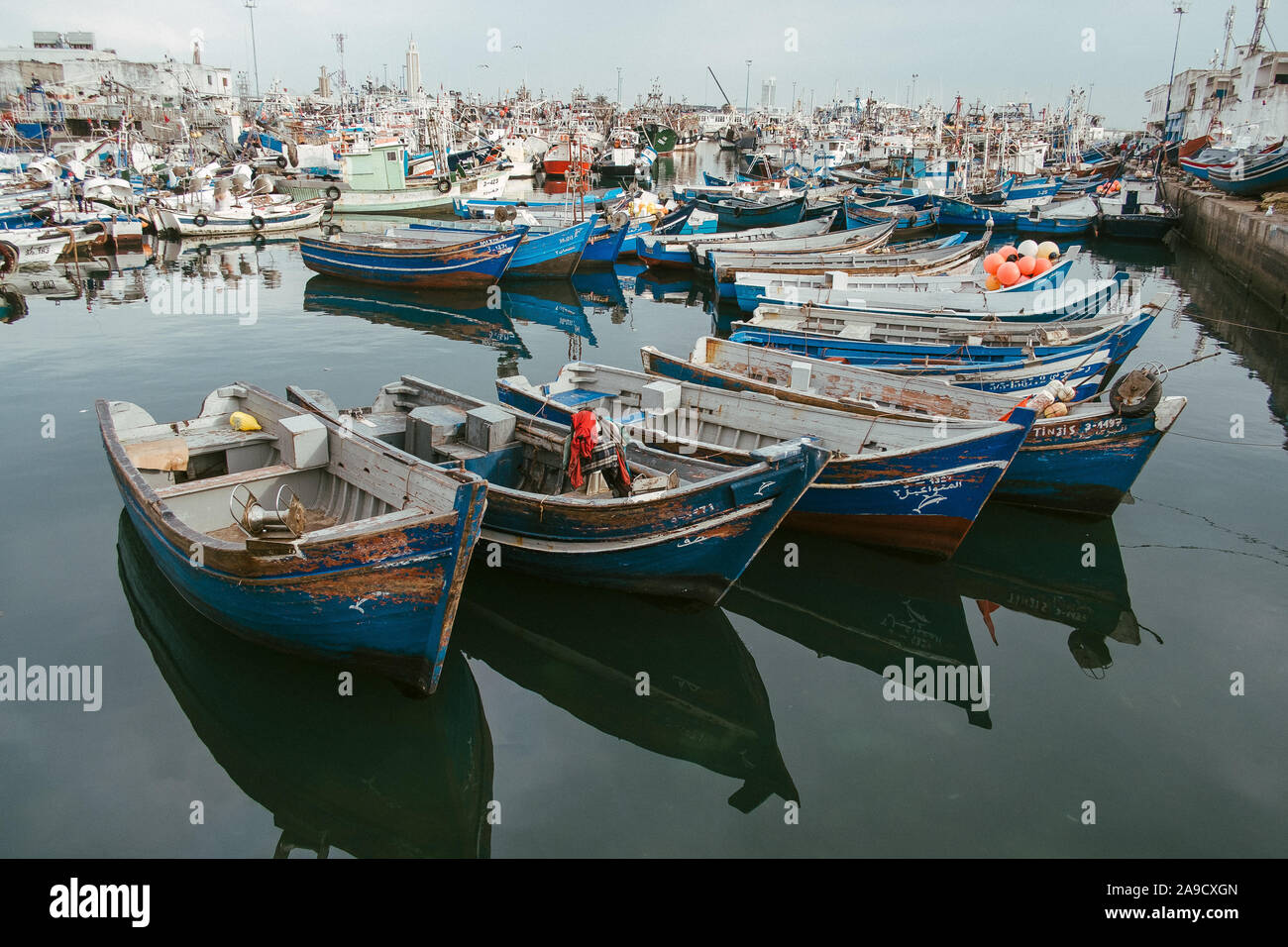 Fischerboote im Hafen von Tanger, Marokko Stockfoto