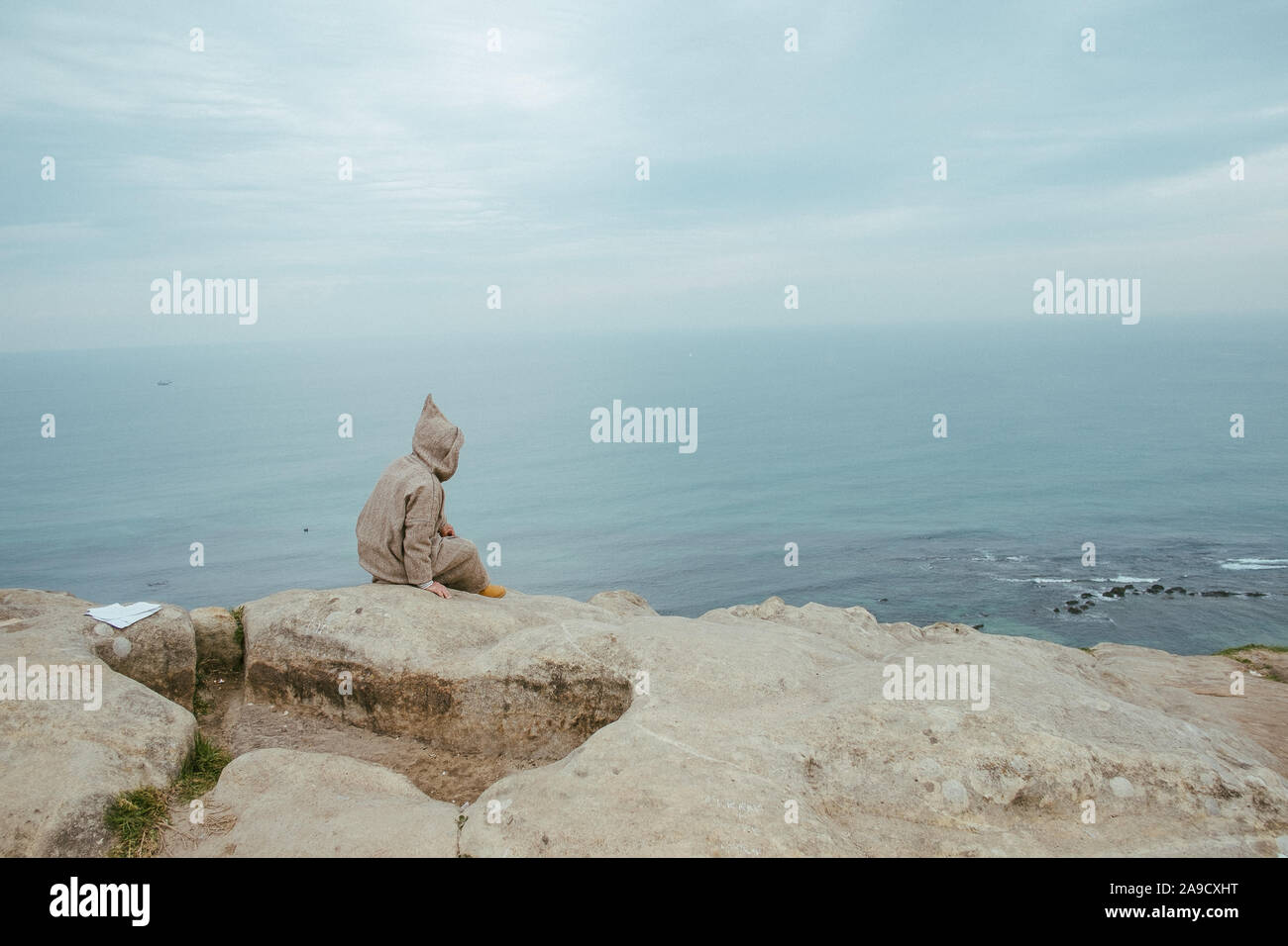 Eine marokkanische genießt die Aussicht über die Küste von Tanger, Marokko Stockfoto