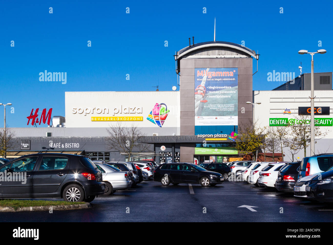 Sopron Plaza Shopping Center vorne und Parkplatz, Sopron, Ungarn ...