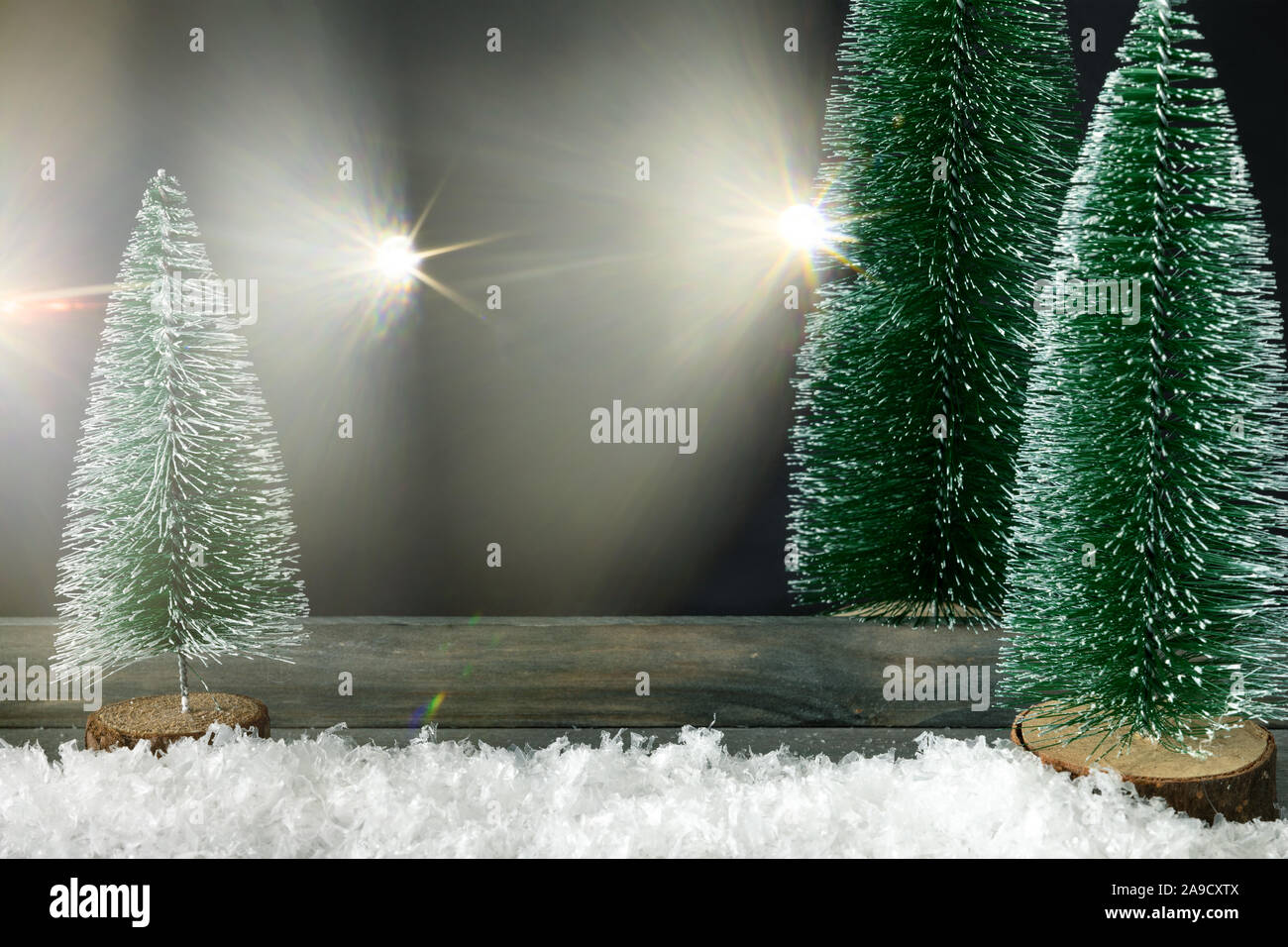 Weihnachtsdekoration Hintergrund mit Tannen und hellen Flares Stockfoto