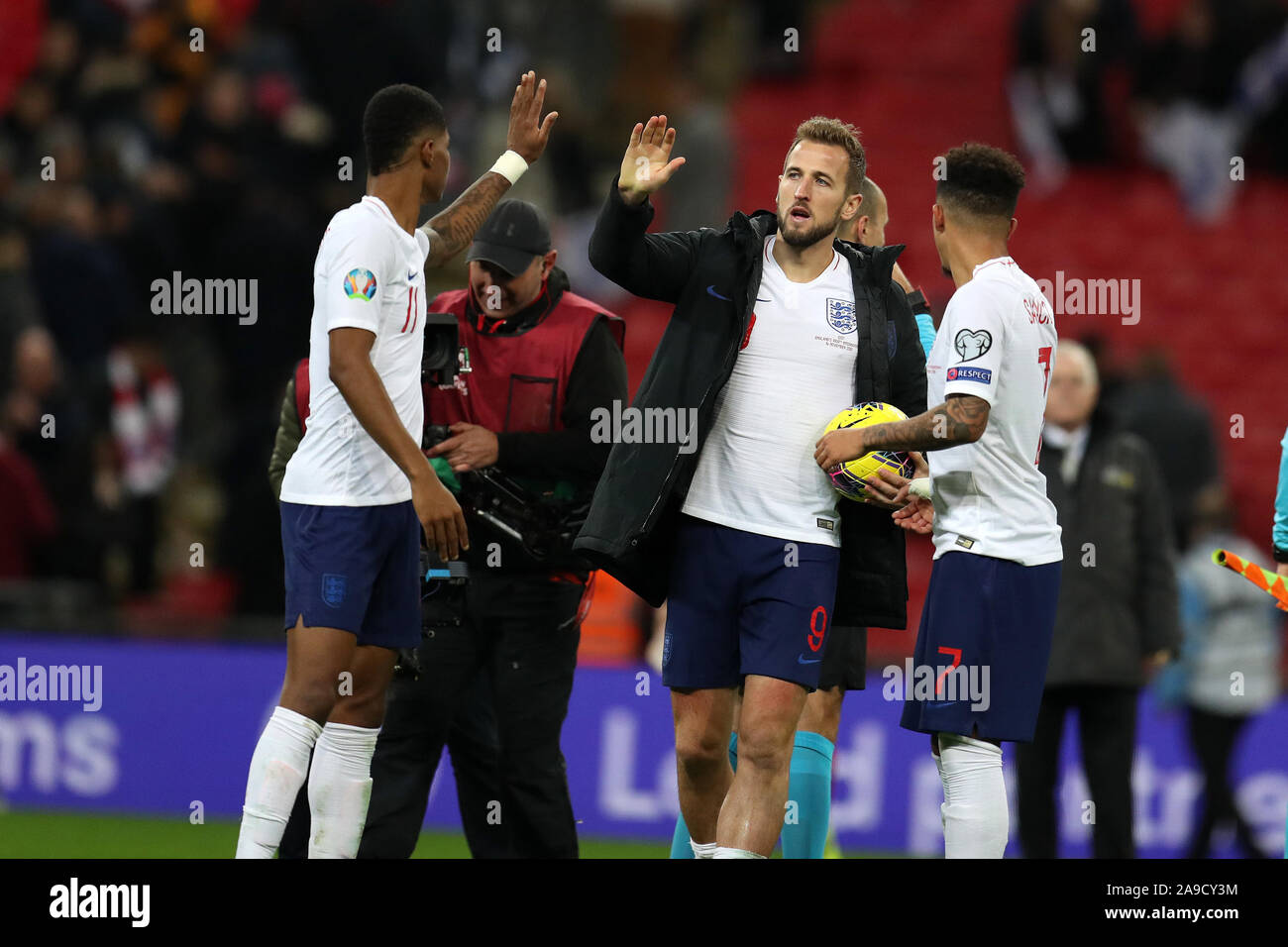 London, Großbritannien. 14 Nov, 2019. Harry Kane von England, hält den Ball nach seinem Hut - Trick, wie er mit Marcus Rashford von England am Ende des Spiels feiert. UEFA Euro 2020 Qualifikation, Gruppe A Match, England v Montenegro im Wembley Stadion in London am Donnerstag, den 14. November 2019. EDITORIAL NUR VERWENDEN. Dieses Bild dürfen nur für redaktionelle Zwecke verwendet werden. Nur die redaktionelle Nutzung, eine Lizenz für die gewerbliche Nutzung erforderlich. Keine Verwendung in Wetten, Spiele oder einer einzelnen Verein/Liga/player Publikationen pic von Andrew Obstgarten/Andrew Orchard sport Fotografie/Alamy leben Nachrichten Stockfoto