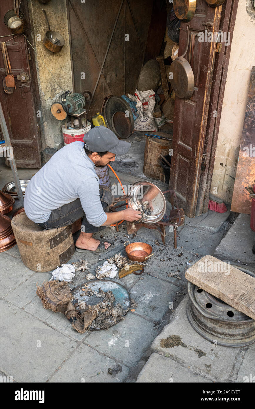 Fez, Marokko. November 9, 2019. Blick auf die lokalen charakteristischen manuelle Verarbeitung von Metall Töpfe in der Medina Stockfoto