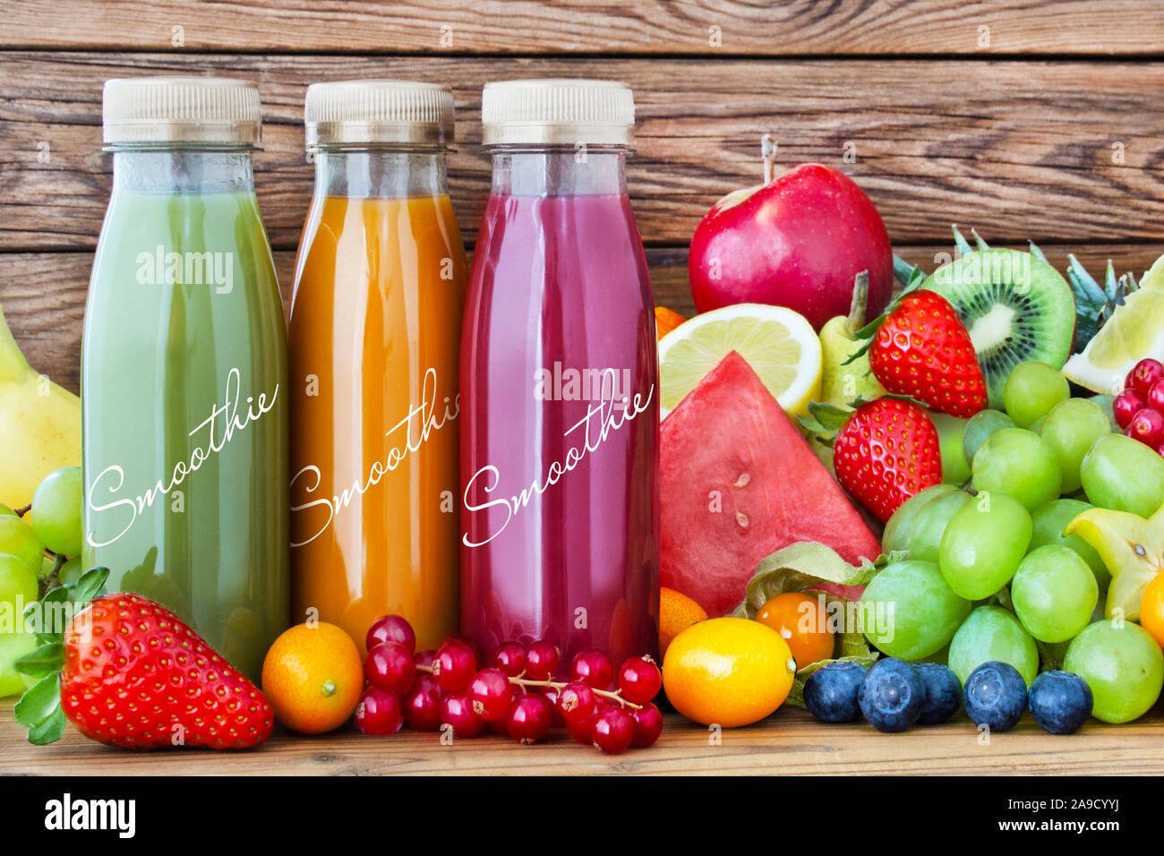 Smoothies und frisches Obst. Stockfoto