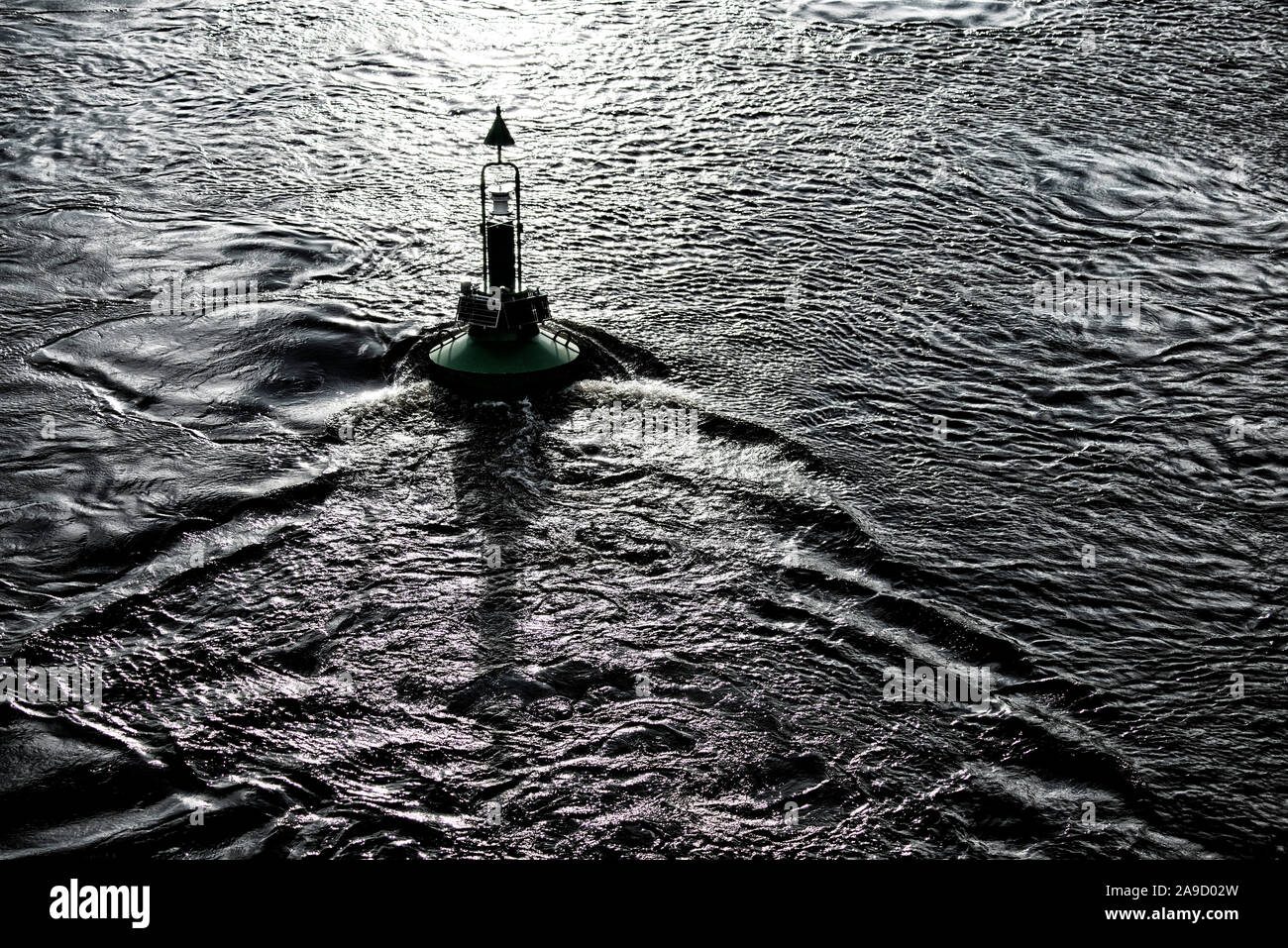 Im Wasser schwimmen leuchtende Boje in Passau Stockfoto