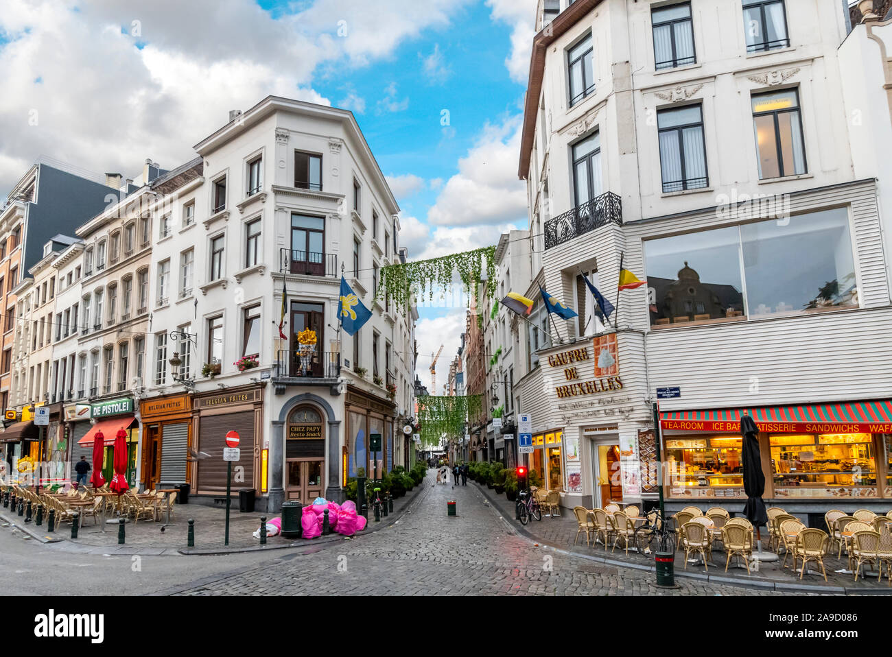 Morgen in der Innenstadt von Brüssel, Belgien, als Cafes offen für Geschäfte in der Nähe der Grand Place Stockfoto