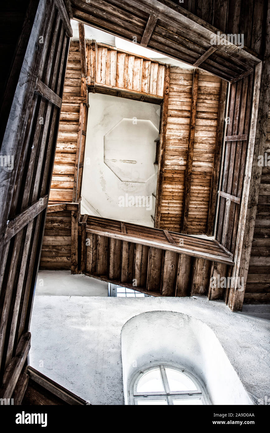 Hölzerne Treppe in das Innere eines Turmes in der Veste Oberhaus in Passau Stockfoto
