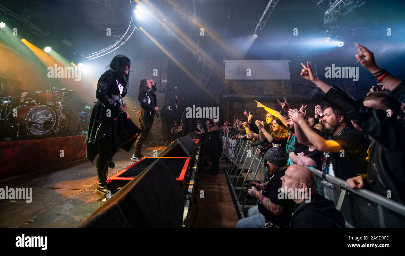 Glasgow, Schottland, Großbritannien, 13. November 2019 - Italienische EMO rockers Lacuna Coil eine ausverkaufte Masse an der Garage unterhalten. Copyright Stuart Westwood Stockfoto