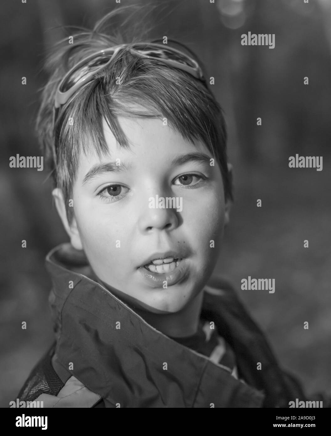 Eine schöne junge Portrait, schönes Kind mit vertrauensvollen Augen schließen. Schwarz-weiß Foto. Stockfoto