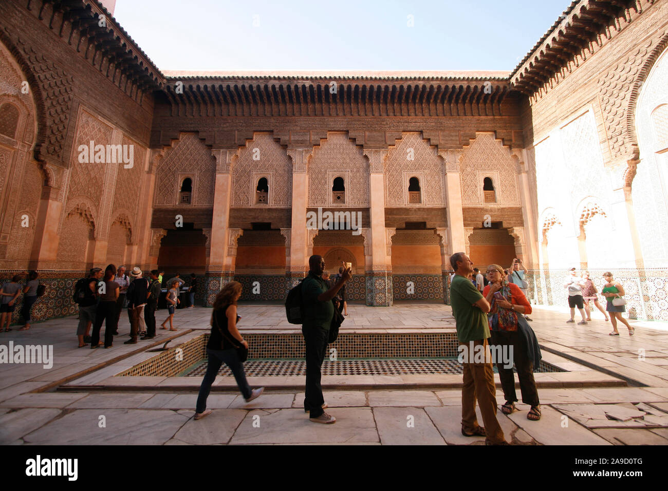 Innenhof der Medersa Ben Youssef, Medina, Marrakesch, Marokko Stockfoto