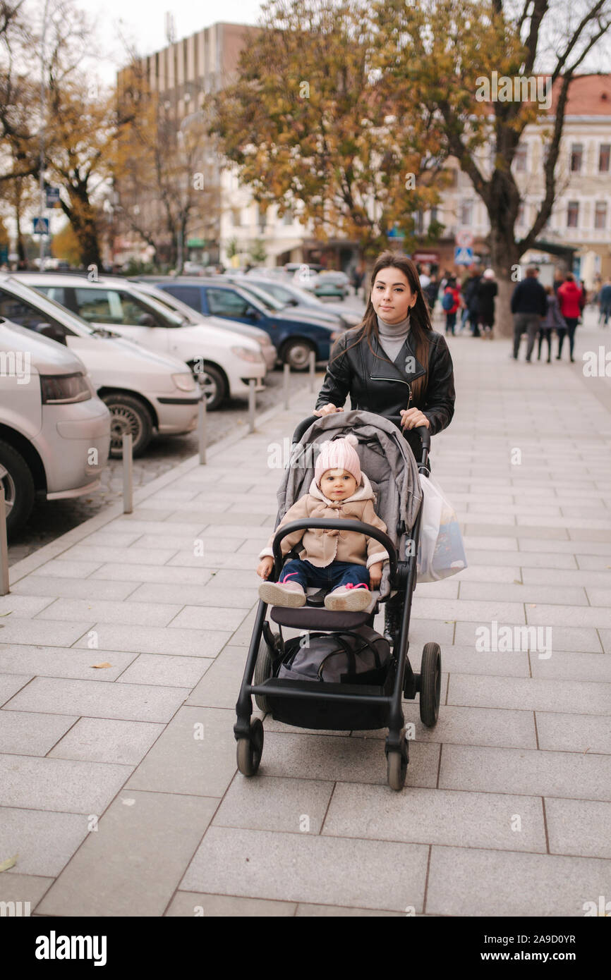 Mom wandern mit Baby im Kinderwagen. Junge Mutter mit Baby girl  Stockfotografie - Alamy
