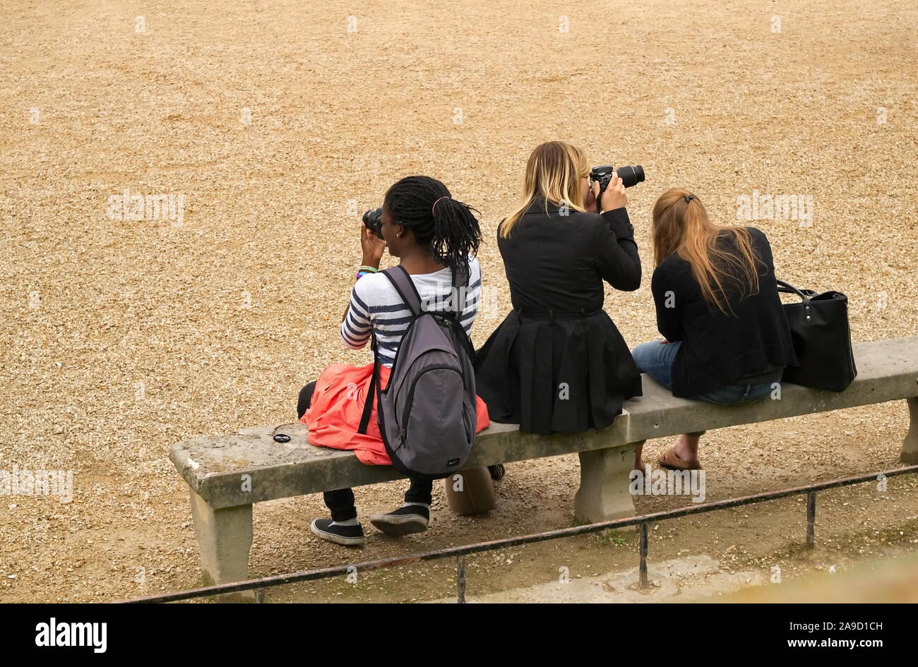 Paris, Ile-de-France/Frankreich - Juni 20, 2016: Drei weibliche Touristen auf einer Parkbank sitzen und Fotos mit digitalen Kameras nehmen Stockfoto