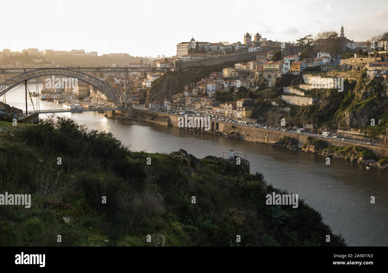 Brücke über den Fluss Douro bei Sonnenuntergang in Porto Stockfoto