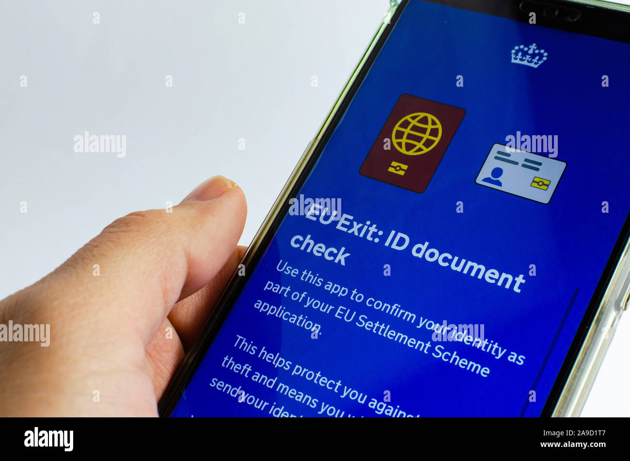 UK EU Ausfahrt ID-Dokument prüfen App auf dem Smartphone halten in der Hand. Stockfoto
