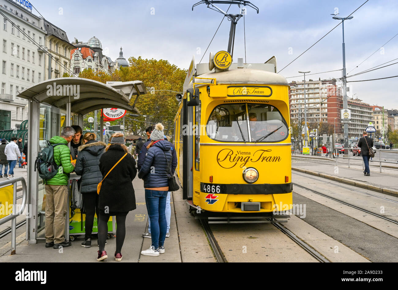 Wien, ÖSTERREICH - NOVEMBER 2019: Vintage elektrische Straßenbahn an einem Bahnhof in Wien. Die Vienna Ring Tram nimmt Touristen um die Stadt Stockfoto