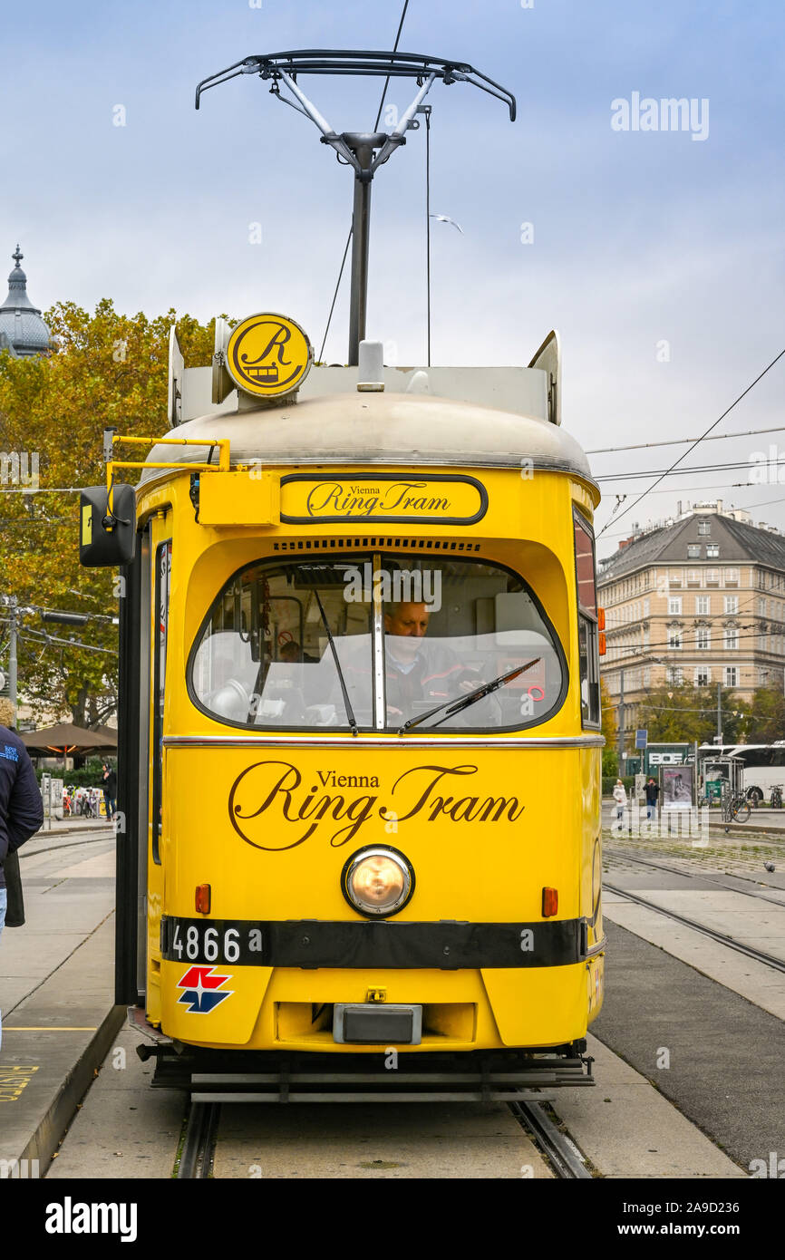 Wien, ÖSTERREICH - NOVEMBER 2019: Kopf auf der Vintage elektrische  Straßenbahn an einem Bahnhof in Wien. Die Vienna Ring Tram nimmt Touristen  um die Stadt Stockfotografie - Alamy