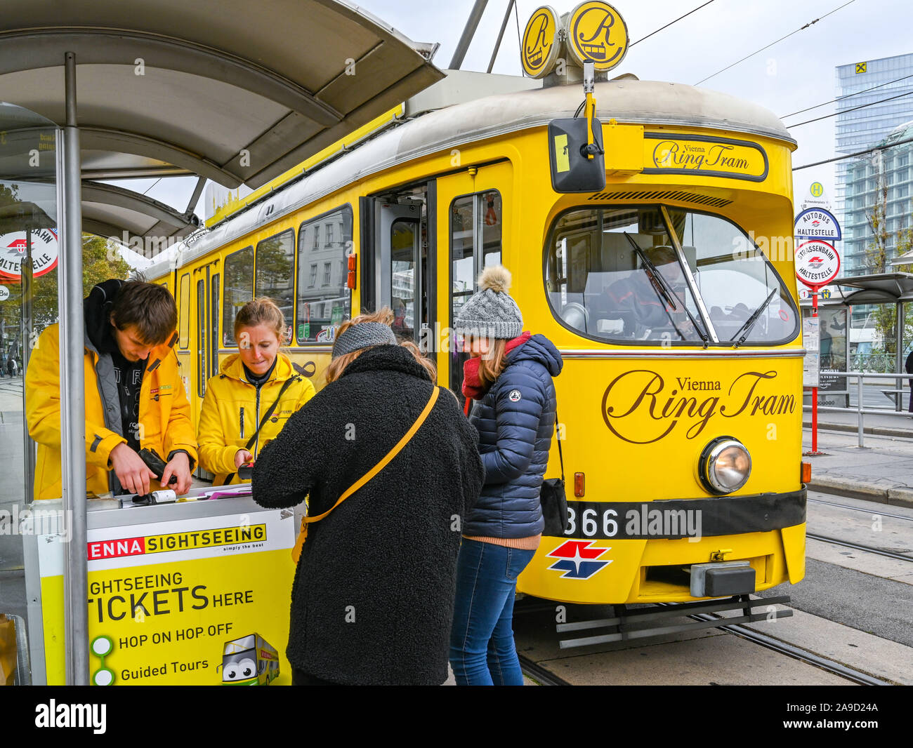 Wien, ÖSTERREICH - NOVEMBER 2019: Leute Tickets kaufen für eine Fahrt auf  der Vienna Ring Tram, ein Vintage elektrische Straßenbahn Stockfotografie -  Alamy
