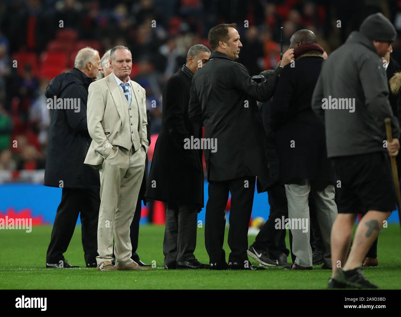 London, Großbritannien. 14 Nov, 2019. Paul Gascoigne steht allein mit seinen Gedanken. Das heutige Spiel zwischen England und Montenegro ist international das England der 1000er ältere Männer überein und es ist England v Montenegro EUFA EURO nähere Bestimmung im Wembley Stadion, London, am 14. November 2019. Credit: Paul Marriott/Alamy leben Nachrichten Stockfoto