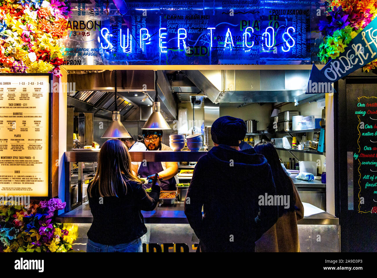 15. November 2019 - Eröffnung der Markthalle West End, London, Großbritannien, Leute, die Essen am Super Tacos Stand bestellen Stockfoto