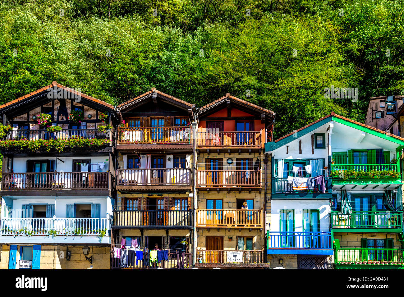 Charmante schmale Häuser rund um den Santiago Plaza des kleinen Fischerdorfes Pasajes de San Juan (Pasai Donibane), Spanien Stockfoto