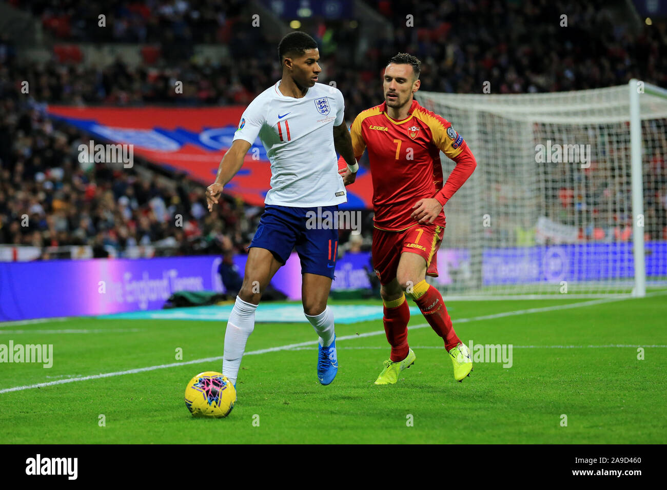 LONDON, ENGLAND - 14. NOVEMBER Marcus Rashford von England und Marko Vesovic während der UEFA-Europameisterschaft Gruppe ein qualifikationsspiel zwischen England und Montenegro im Wembley Stadion, London am Donnerstag, den 14. November 2019. (Credit: Leila Coker | MI Nachrichten) das Fotografieren dürfen nur für Zeitung und/oder Zeitschrift redaktionelle Zwecke verwendet werden, eine Lizenz für die gewerbliche Nutzung Kreditkarte erforderlich: MI Nachrichten & Sport/Alamy leben Nachrichten Stockfoto
