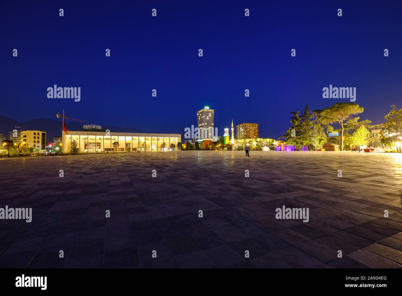 Platz kam es mit kulturellen Palace, Ethem Bey Moschee, Clock Tower und Tower TID, Tirana, Albanien Stockfoto