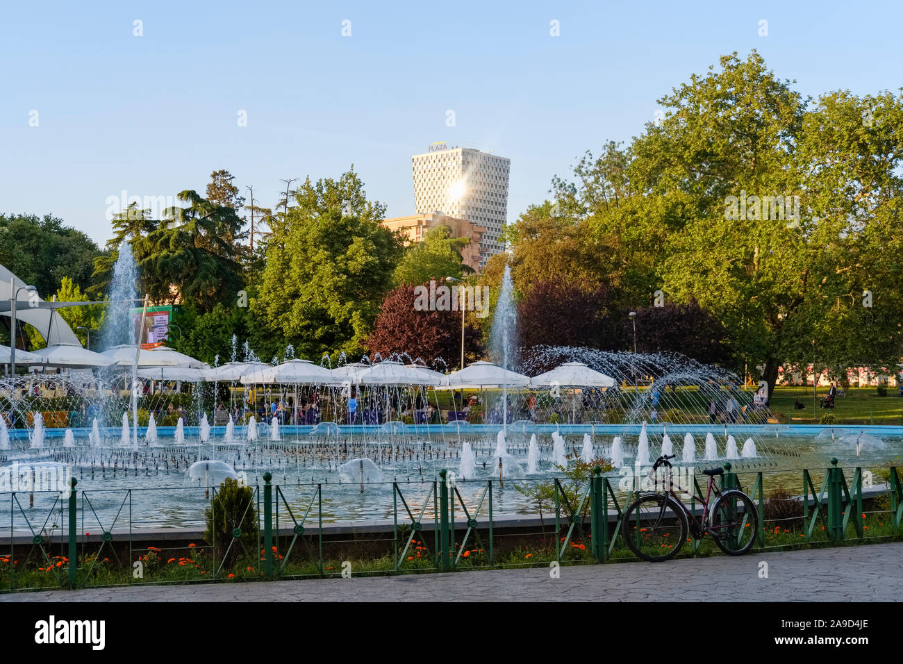 Brunnen und Café von Taiwan, Rinia Park, hinter dem Turm TID, Tirana, Tirana, Albanien Stockfoto
