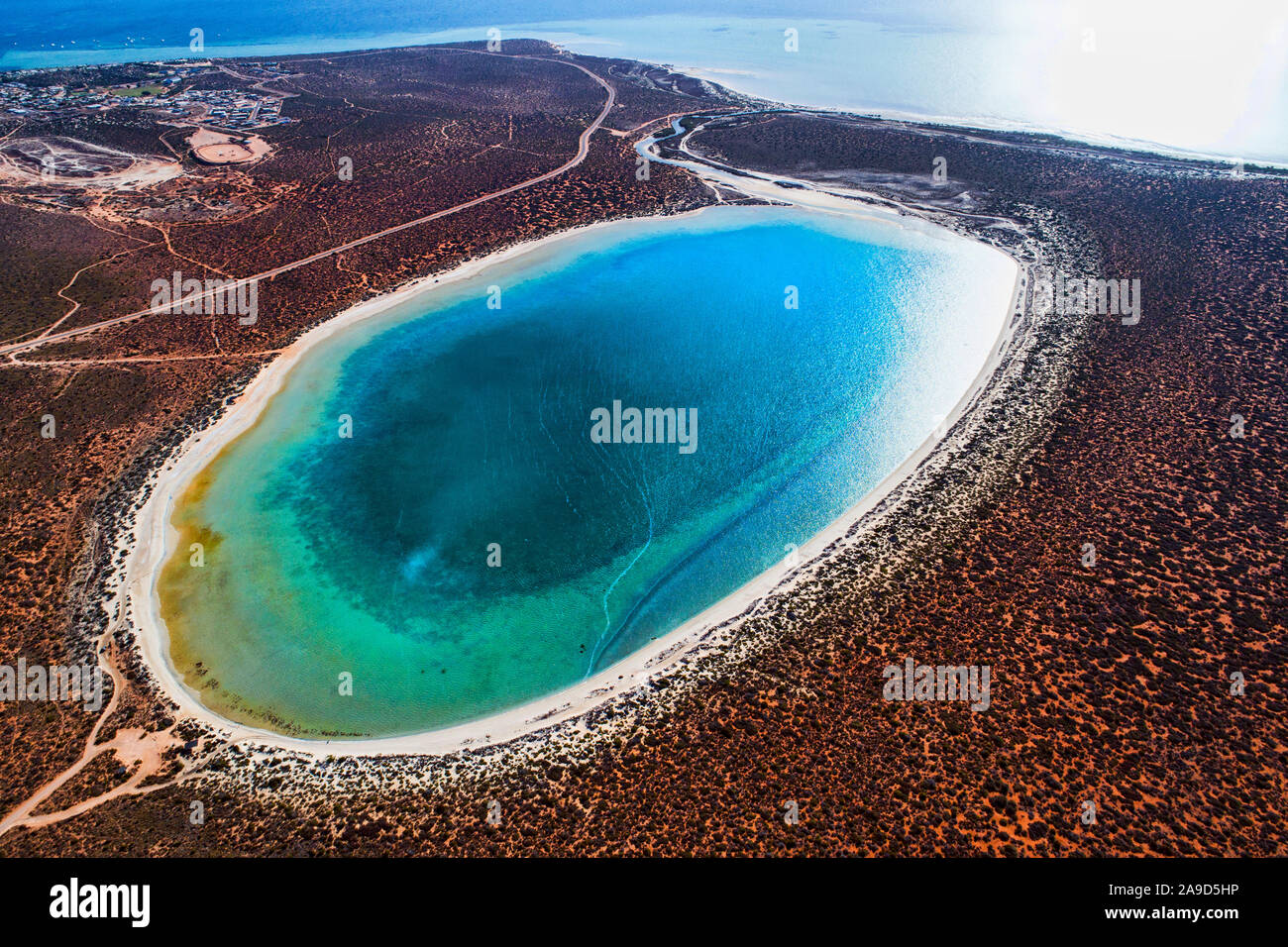 Luftaufnahme der kleinen Lagune mit Township von Denham, Shark Bay, Western Australia Stockfoto