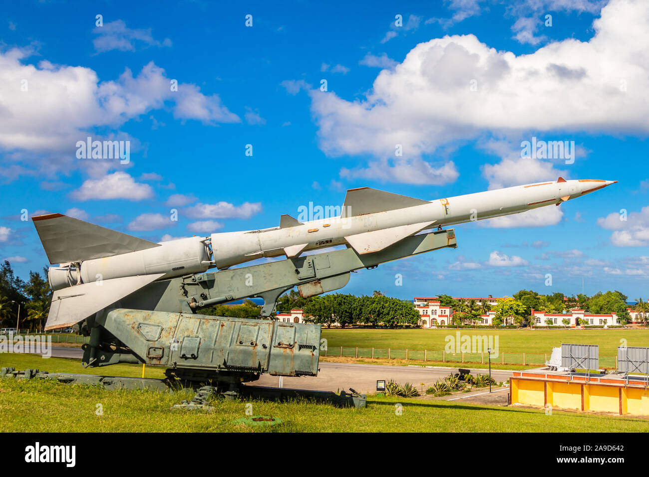 Rusty sowjetische Rakete aus der Karibik 1962 spointed zum blauen Himmel, Havanna, Kuba Stockfoto