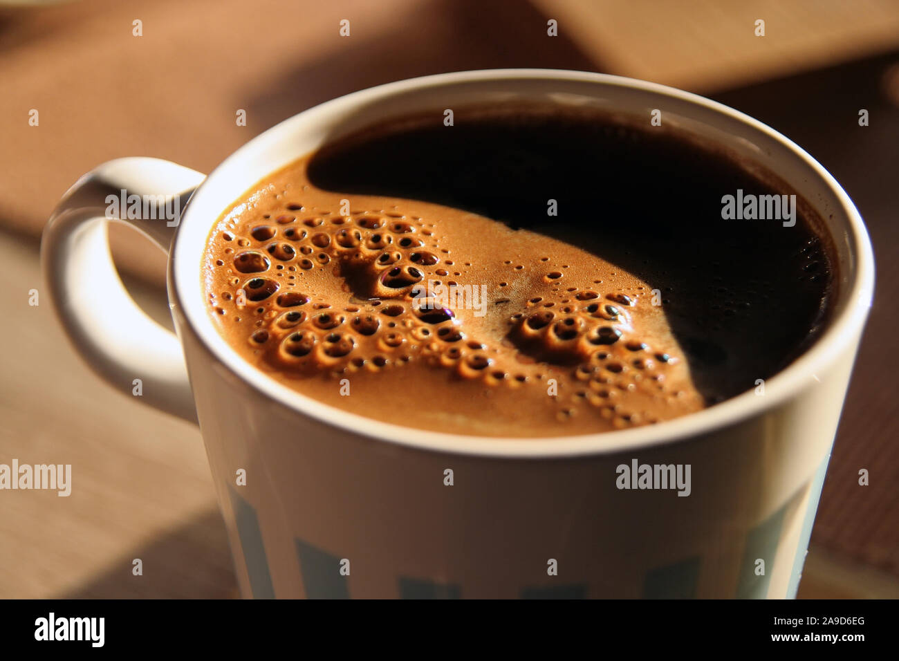 Heiße Tasse Kaffee. Sonnenschutz bei einer Tasse Kaffee. Stockfoto