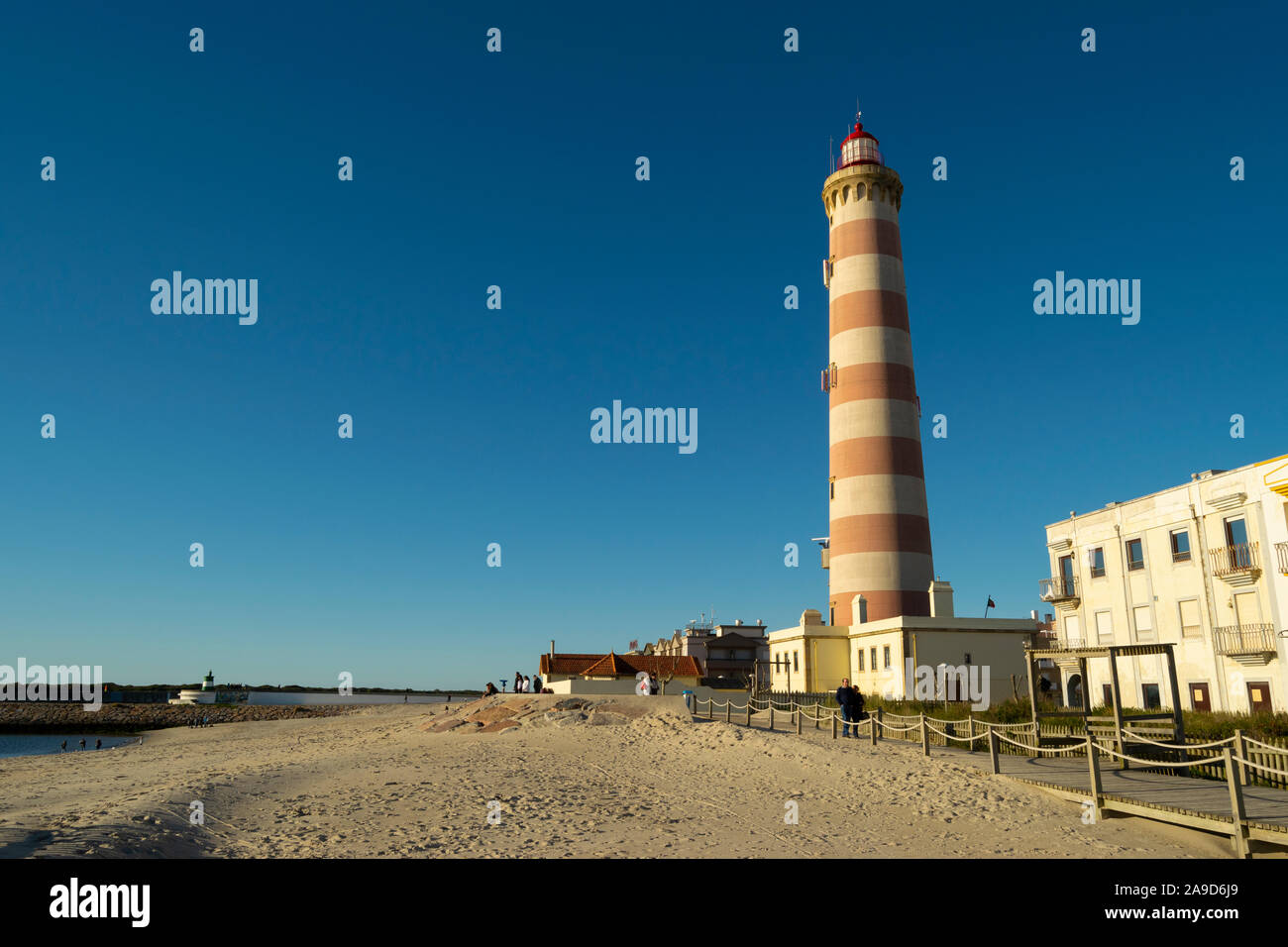 Der Leuchtturm - der zweitgrößte in Europa - an der Praia da Barra in der Nähe von Aveiro Portugal Stockfoto