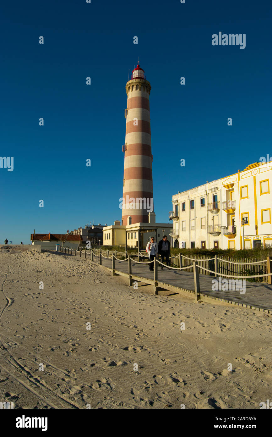 Der Leuchtturm - der zweitgrößte in Europa - an der Praia da Barra in der Nähe von Aveiro Portugal Stockfoto