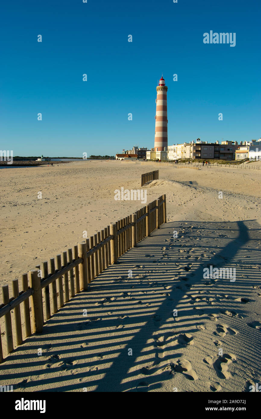 Der Leuchtturm - der zweitgrößte in Europa - an der Praia da Barra in der Nähe von Aveiro Portugal Stockfoto