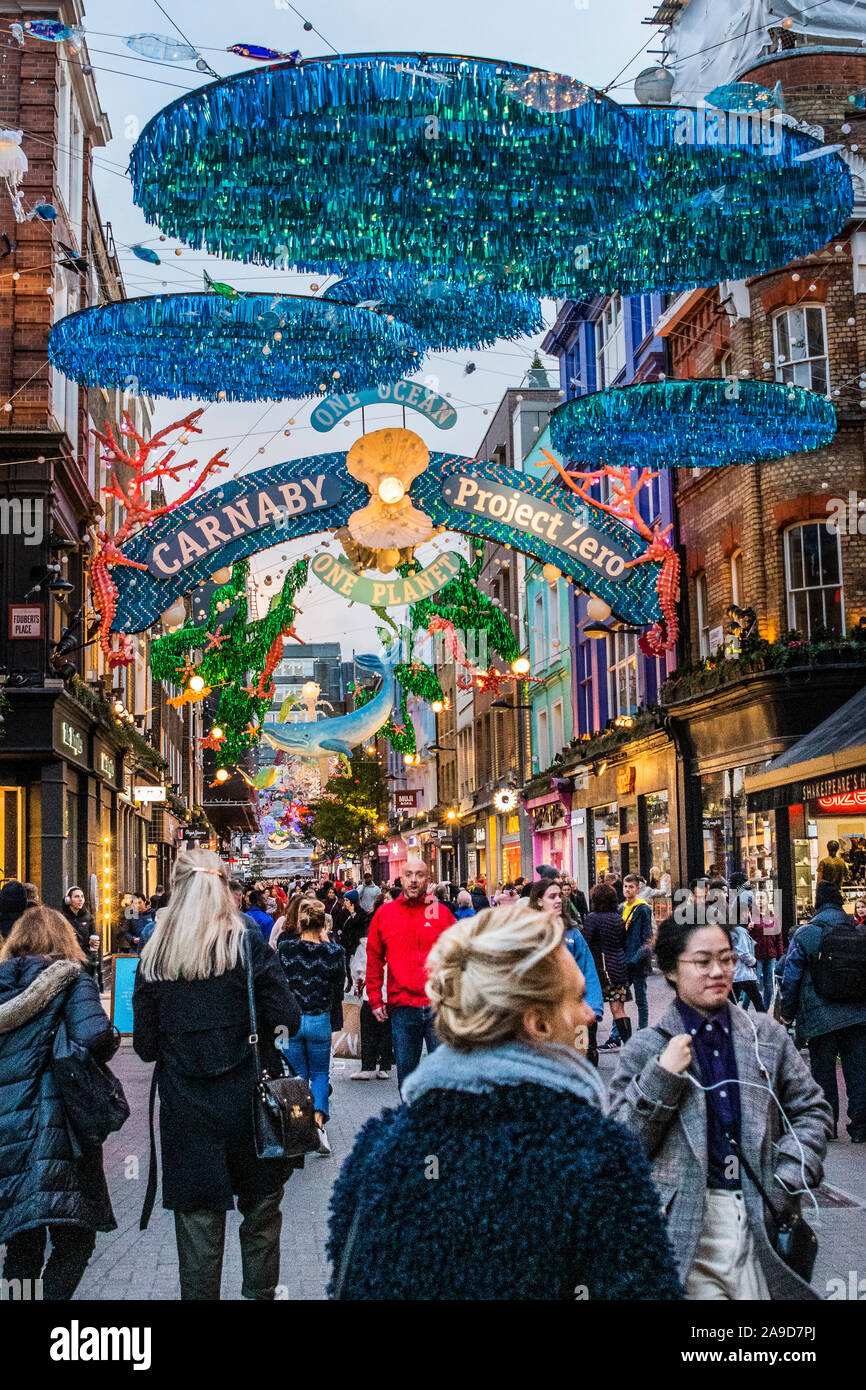 London, Großbritannien. 14 Nov, 2019. Weihnachten Leuchten in der Carnaby Street, London. Mit den Ozeanen Thema schützen. Credit: Guy Bell/Alamy leben Nachrichten Stockfoto