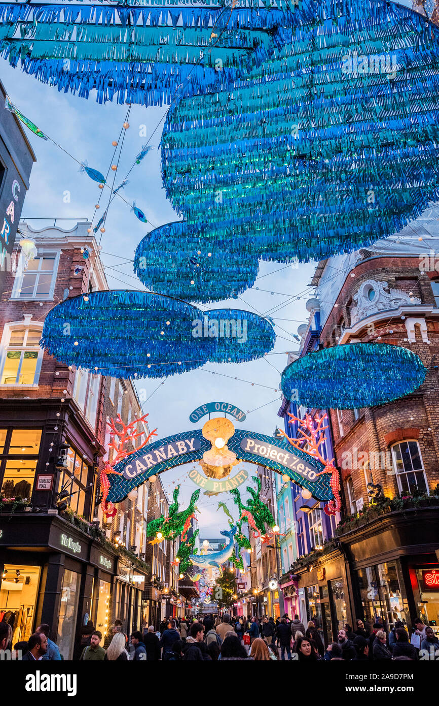 London, Großbritannien. 14 Nov, 2019. Weihnachten Leuchten in der Carnaby Street, London. Mit den Ozeanen Thema schützen. Credit: Guy Bell/Alamy leben Nachrichten Stockfoto