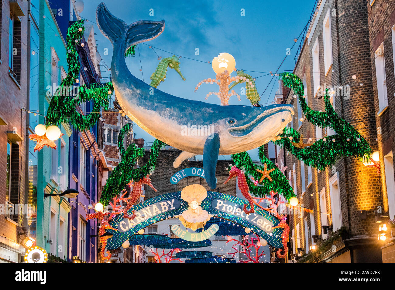 London, Großbritannien. 14 Nov, 2019. Weihnachten Leuchten in der Carnaby Street, London. Mit den Ozeanen Thema schützen. Credit: Guy Bell/Alamy leben Nachrichten Stockfoto
