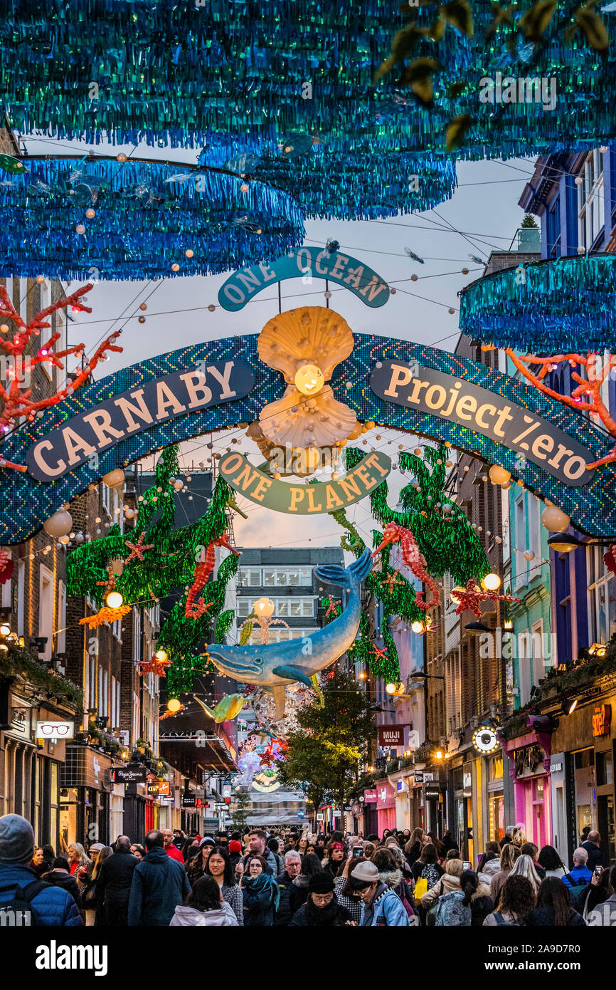 London, Großbritannien. 14 Nov, 2019. Weihnachten Leuchten in der Carnaby Street, London. Mit den Ozeanen Thema schützen. Credit: Guy Bell/Alamy leben Nachrichten Stockfoto