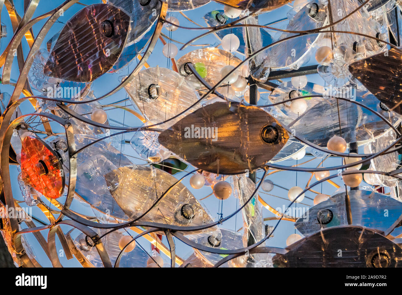 London, Großbritannien. 14 Nov, 2019. Weihnachten Leuchten in der Carnaby Street, London. Mit den Ozeanen Thema schützen. Credit: Guy Bell/Alamy leben Nachrichten Stockfoto