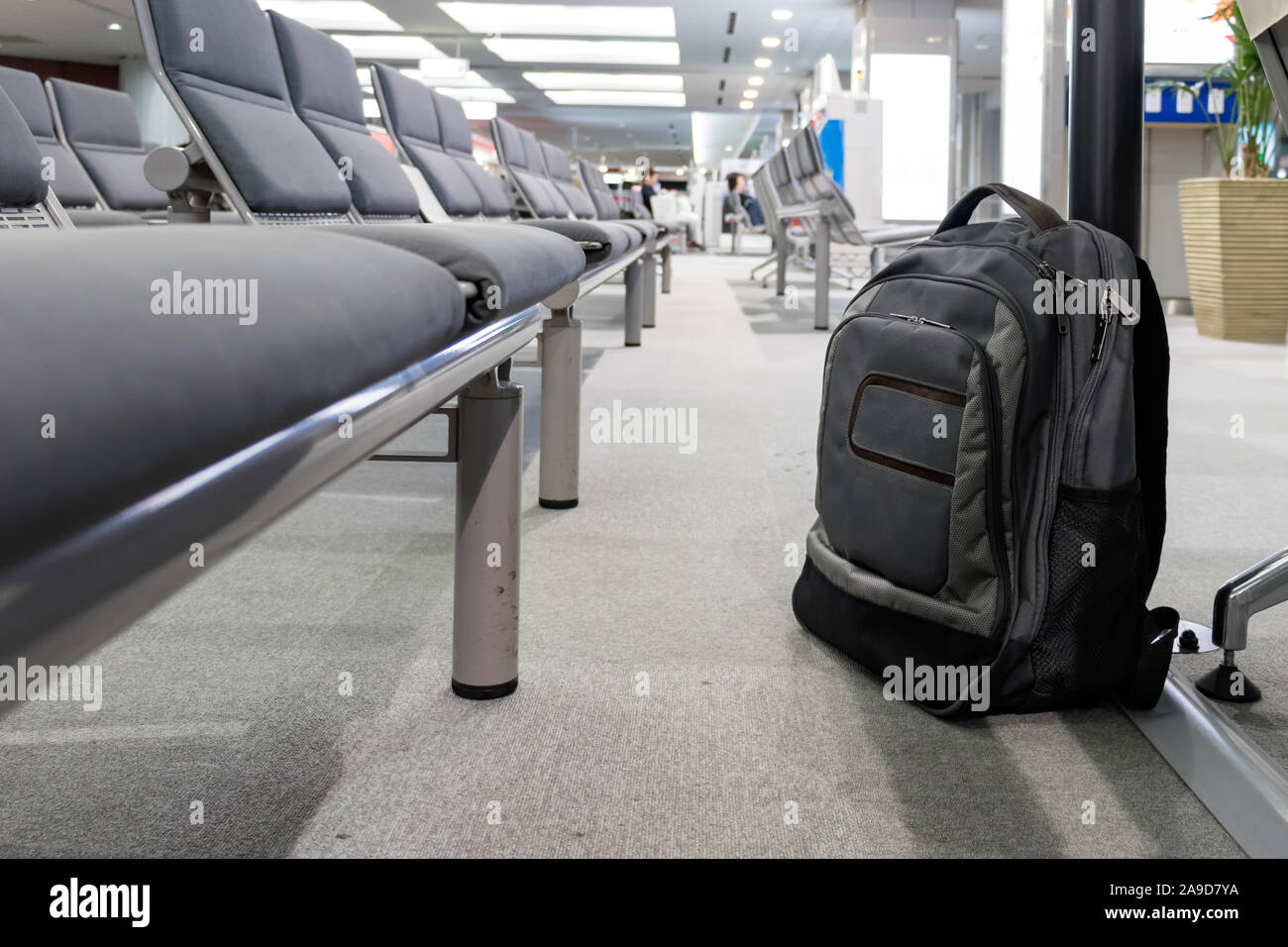 Unbeaufsichtigte Kabine Rucksack auf dem Boden am Flughafen aufgegeben. Stockfoto