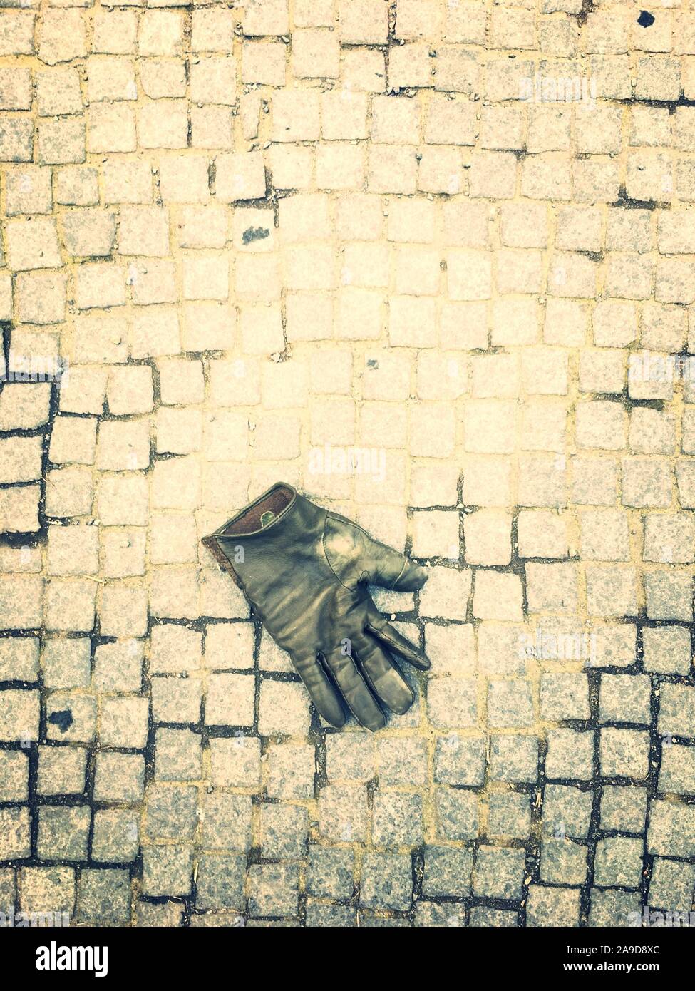 Handschuh auf der Straße Stockfoto