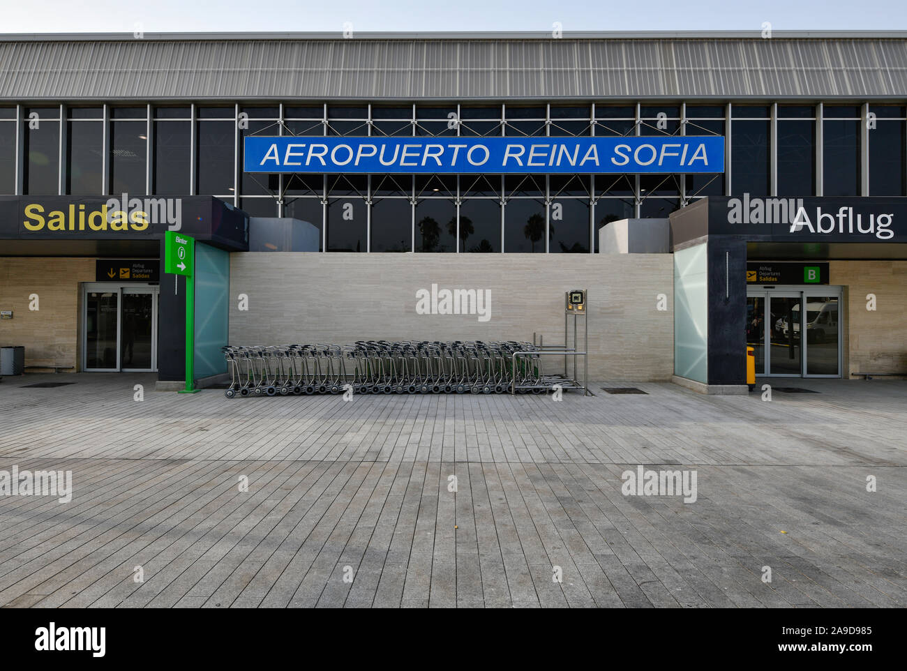 Eingangsbereich?? der Abflughalle am Flughafen Tenerife Sur Reina Sofia TFS Teneriffa Süd, Aena, Teneriffa, Kanarische Inseln, Spanien Stockfoto