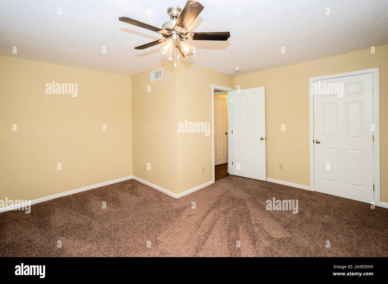 Eine unmöblierte, Teppichboden, Schlafzimmer ist im Herbst Wald Wohnung Wohnungen in Mobile, Alabama. Stockfoto