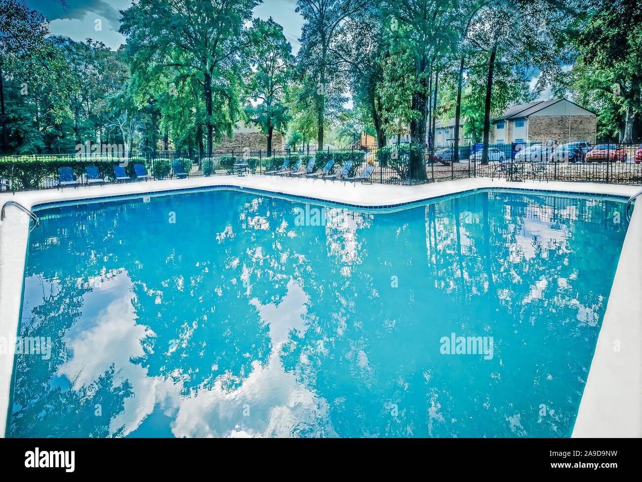 Eine eingebaute Swimmingpool ist eine der Annehmlichkeiten zu den Bewohnern im Herbst Wald Apartment Wohnungen verfügbar, 27. November 2015 in Mobile, Alabama. Stockfoto