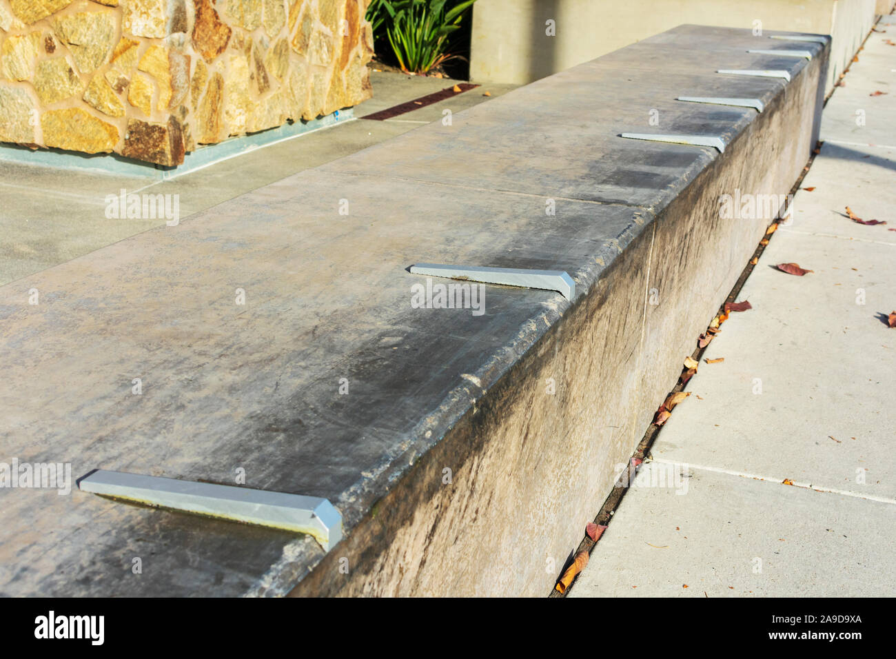 Close Up. Skateboard Prävention Gerät auf Holz installiert bedeckten Oberfläche Oberfläche, um Beschädigungen zu vermeiden. Stockfoto