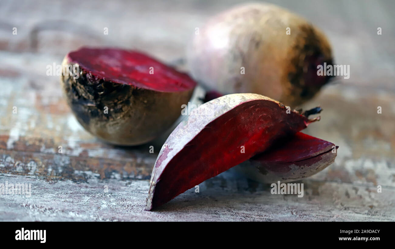 Rüben auf einer hölzernen Oberfläche. Rote Rüben und geschnitten. Selektive konzentrieren. Makro. Kopieren Sie Platz. Stockfoto