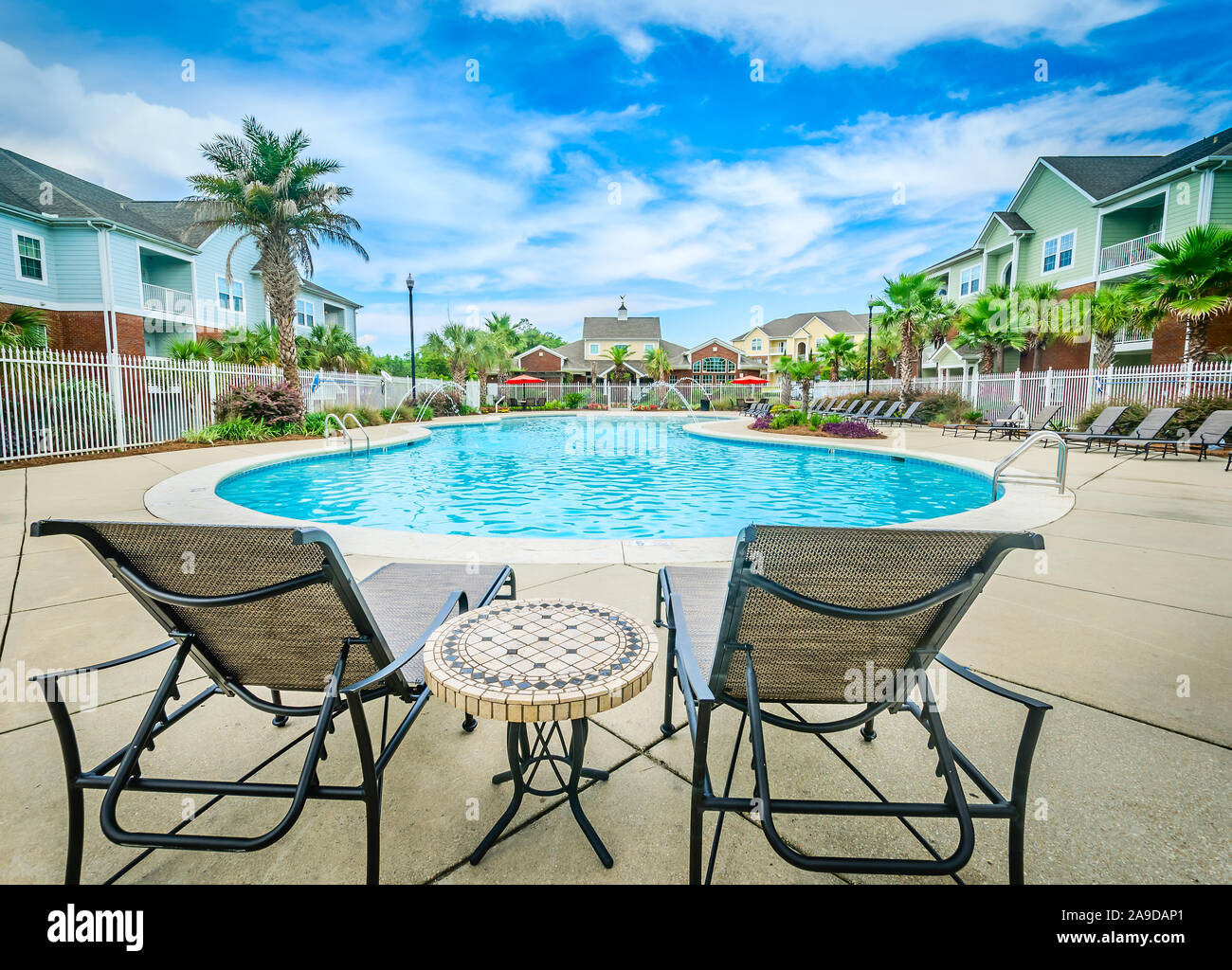 Liegestühle mit Blick auf den Pool im Cypress Cove Apartment Wohnungen in Mobile, Alabama. Der Apartmentkomplex ist im Besitz von Sealy betrieben. Stockfoto